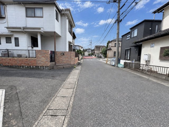 松戸市日暮８丁目新築戸建【河原塚小学校:6分】の前面道路含む現地写真|南西側前面道路・幅員約6.2ｍ