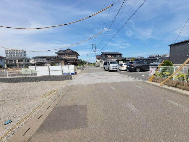 【LiveleGarden】上三川町上三川 第11　全3邸の前面道路含む現地写真|〇南東側前面道路6.1ｍ〇
道路の配置や道の広さ日当たりなど、ぜひ現地もご確認ください。
資料には掲載しきれない情報が現地にあります。是非ご自身にてご確認下さい。
※2026年5月撮影
