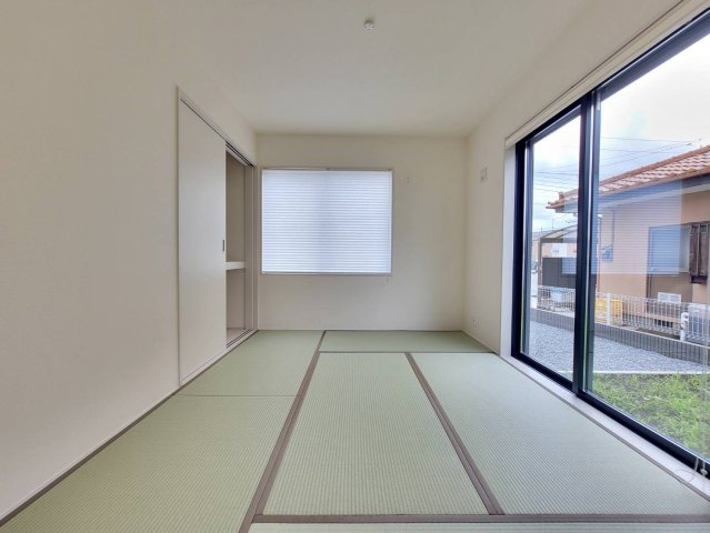 【LiveleGarden】上三川町上三川 第11　全3邸の和室|〇3号棟・6帖和室〇
和室は小さなお子様の遊び場にもに大活躍です！
遊び疲れたらそのままお昼寝も♪
リビングと続き間に出来るので、くつろぎながら見守ることが出来ます。
※2026年8月撮影