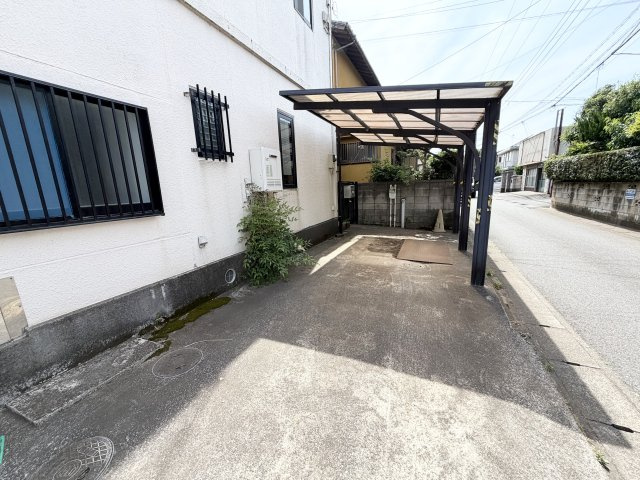 大日戸建の駐車場