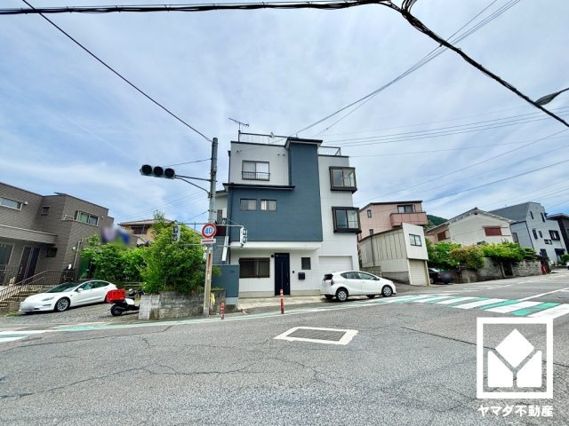 大津市国分１丁目の前面道路含む現地写真