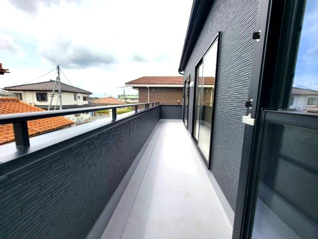【LiveleGarden】上三川町上三川 第11　全3邸のバルコニー|〇3号棟〇
2階全居室から出入り可能なバルコニー！
ちょっと外に出て深呼吸したくなる、そんなちょうどいい広さです☆
暮らしに自然な開放感を添えてくれます♪
※2026年8月撮影