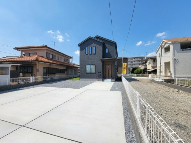 【LiveleGarden】上三川町上三川 第11　全3邸の外観|〇3号棟〇
並列3台駐車可能なゆとりのカースペース。
夫婦それぞれの車も、お客様のお車も余裕に対応できます☆
※2026年8月撮影