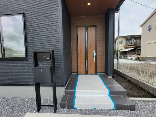 【LiveleGarden】上三川町上三川 第11　全3邸の玄関|〇3号棟〇
防犯に欠かせないインターホンと、中身をしっかり守るダイヤル式ポストを標準完備！
入居したその日から、安全でストレスのない快適な生活が始まります☆
※2026年8月撮影