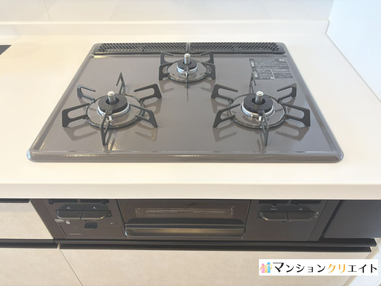シンフォニアガーデン福井のキッチン|コンロはガスの3口コンロ（グリル付き）