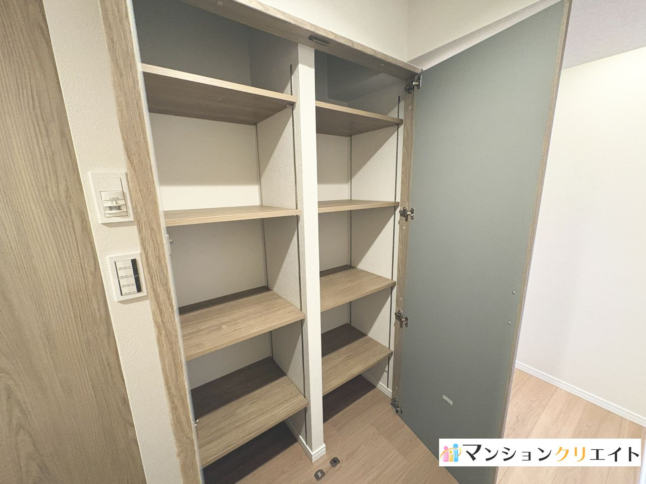 シンフォニアガーデン福井の収納|下足収納横にある収納スペース