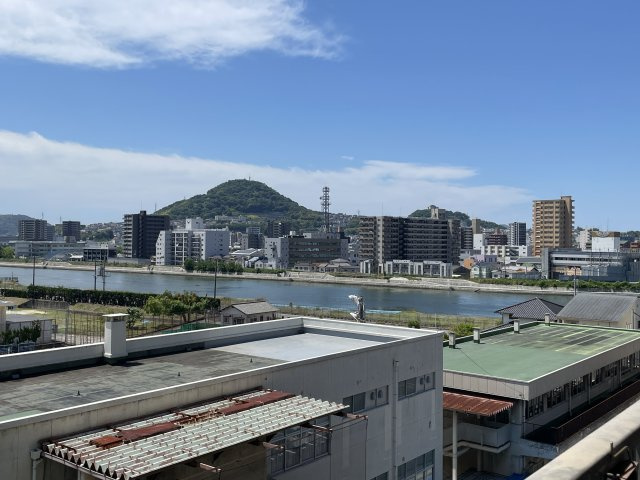 大州ＣＯ－ＯＰマンションの展望|バルコニー側、前面の隣地は大州中学校。開放感のある立地で猿猴川も望めます。
