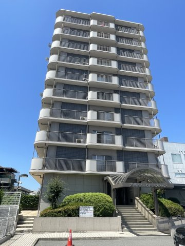 大州ＣＯ－ＯＰマンションの外観|エントランスが幹線道路沿いではないため、安全性と静かな暮らしを保ちやすい環境です。