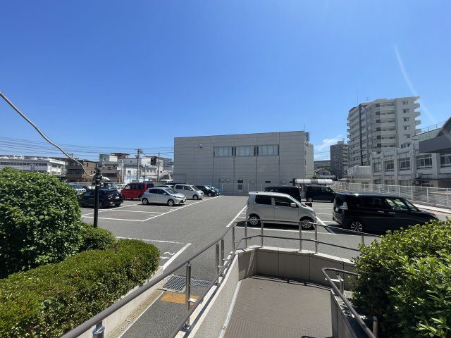 大州ＣＯ－ＯＰマンションの駐車場|平面駐車場の空き状況は管理会社への確認が必要です（月額9,000円～10,000円）