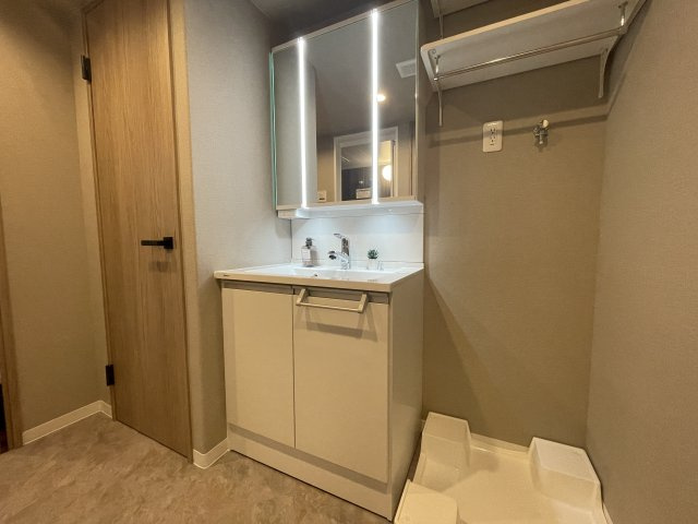 大州ＣＯ－ＯＰマンションの洗面所|機能的なシャワー付き洗面化粧台。トイレが洗面ルーム中に配置されており、すっきりスマートな空間です。