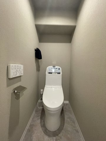大州ＣＯ－ＯＰマンションのトイレ|ニュアンスカラーのクロスでシックな雰囲気。室内は落ち着けるトーンの内装です。
