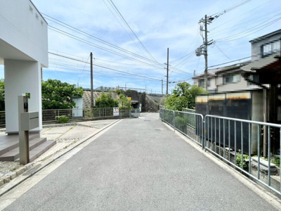 【前面道路含む現地写真】 | 高槻市山手町1丁目　中古戸建