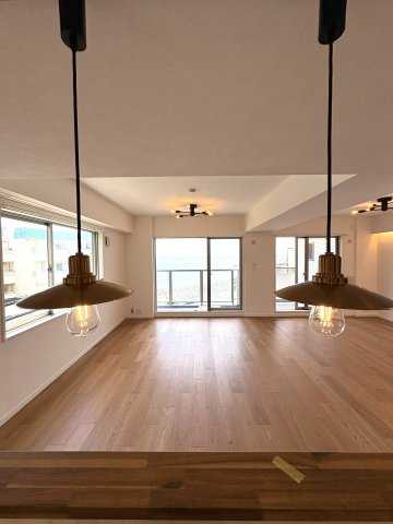SEASIDE WINDOW｜海を眺めながら暮らす、逗子の特等席。の居間・リビング