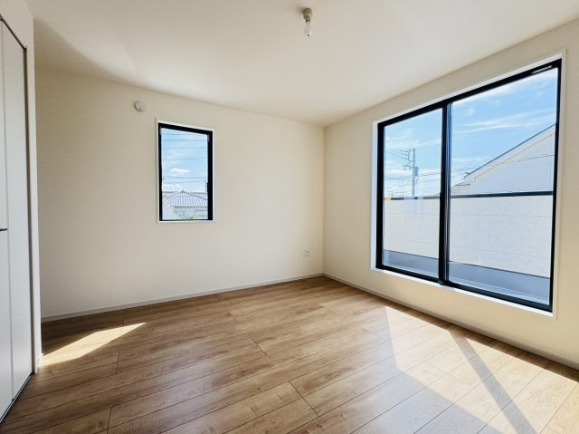 松戸市高塚新田新築戸建（高塚新田６期）の寝室|7.3帖寝室・南側バルコニー前の明るいお部屋です♪