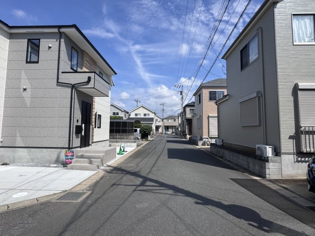 松戸市高塚新田新築戸建（高塚新田６期）の前面道路含む現地写真|東側前面道路・幅員6ｍ