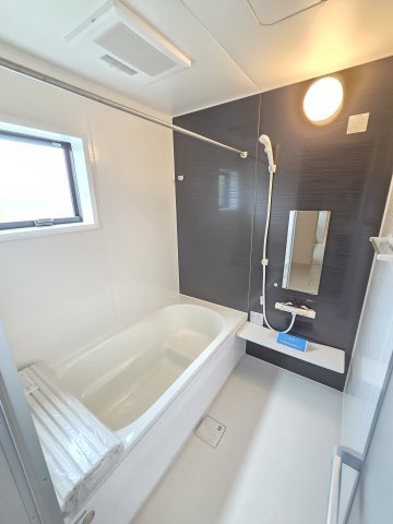 新築　桐生第28相生町　1号棟　Livele Garden.Sの浴室|現地写真　1坪サイズのユニットバス。足を伸ばしてゆったりと湯船につかれます♪