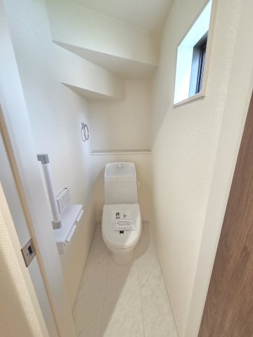 新築　桐生第28相生町　1号棟　Livele Garden.Sのトイレ|現地写真　トイレは温水洗浄機能付きです！手すりもついているので小さいお子様からご年配の方まで使いやすいですよ！