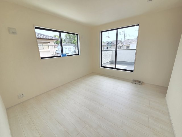 新築　桐生第28相生町　1号棟　Livele Garden.Sの洋室|現地写真　2階の主寝室です。2面採光なので風通しがよく明るいお部屋です。