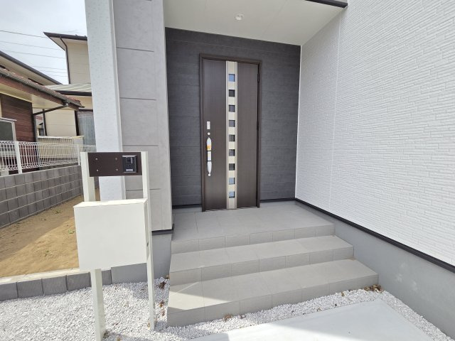 新築　桐生第28相生町　1号棟　Livele Garden.Sの玄関|現地写真　TVモニター付きドアホンはポストと一体型！