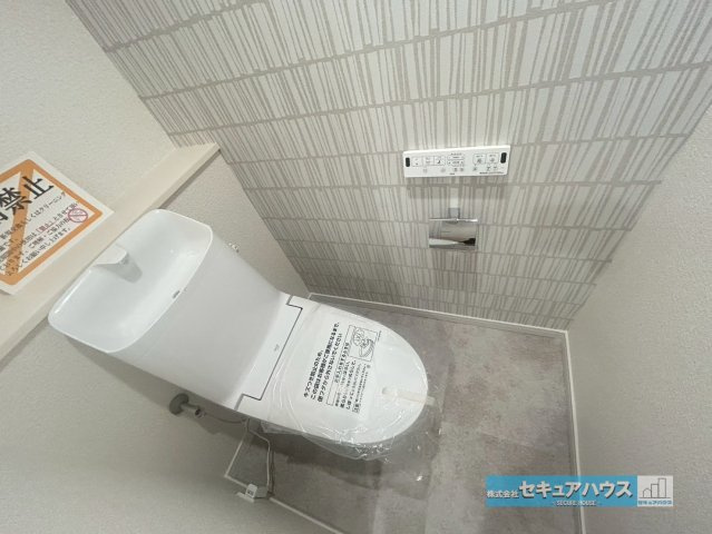 レインボー豊明のトイレ|【高機能トイレ】
◆高機能トイレの多くは便器のフタの開閉が自動であり、使用後に手動で水を流す面倒もなく非常に便利です。スタイリッシュな見た目で、お掃除しやすく、節水効果が高いです。　　　　　　　　　　