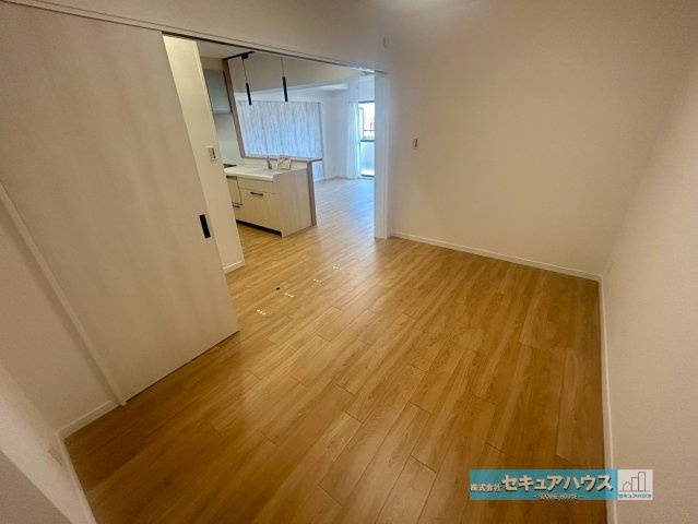 レインボー豊明の洋室|【洋室6帖】
◆引き戸を開ければリビングと一体化したスペースとしてキッチンからものぞけるためお子様の遊び場などとして利用でき、来客時には扉を閉めて客間として利用することもできる汎用性の高いお部屋です。