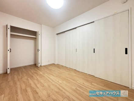 レインボー豊明の洋室|【洋室6帖別角度】
◆全居室収納付きのため各居室ごとにお洋服や荷物を収納できます。
◆引き戸を開ければ採光も取り入れることができる設計です。　　　　　　　　　　　　　　　　　　　　　　　　　　　　　　