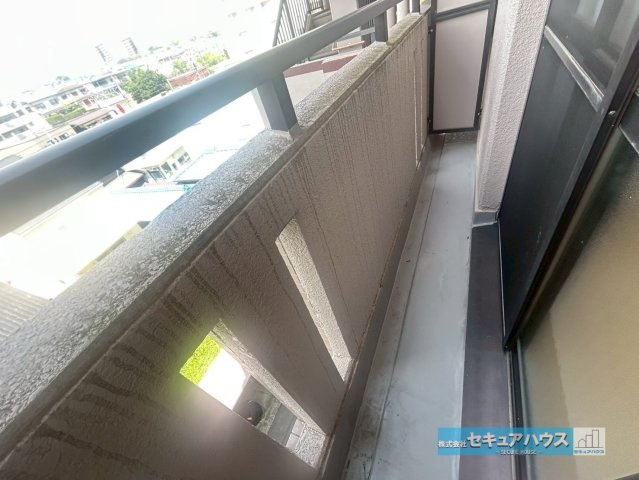 レインボー豊明のバルコニー|【洋室6.5帖から出られるバルコニー】
◆大きな窓から採光を取り入れることができ、通風も良好です。気分転換に外の空気を感じることが出来ます。　　　　　　　　　　　　　　　　　　　　　　　　　　　　　　