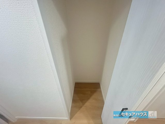 レインボー豊明の収納|【廊下収納】
◆廊下収納は誰でもアクセスしやすい場所に収納ができ、リビングや各個室がすっきり片付くことができます。家族全員が共有する日用品や掃除道具をまとめておくのに最適なスペースとして活躍します。　