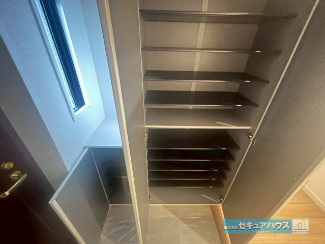 レインボー豊明の玄関|【シューズボックス】
◆大容量のシューズボックスで沢山の靴をすっきりと片付けることができ、来客時にもきれいな玄関で出迎えることができます。
◆窓からは採光を取り入れ明るい玄関になっております。