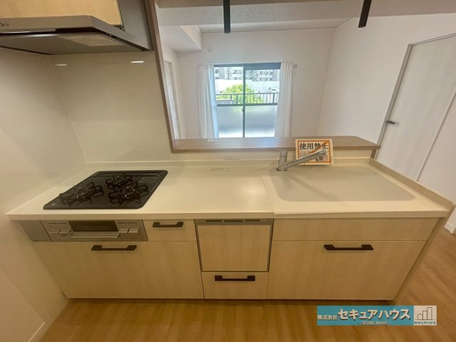 レインボー豊明のキッチン|【キッチン】
◆「焼く・蒸す・煮る」の工程を同時進行で進めることができる3口コンロです。
◆洗い物の時短に繋がる食洗機付きです。
◆スマートレンジフードはお掃除を楽にすることができます。　　　　　　　