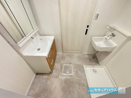 レインボー豊明の独立洗面台|【洗面台】
◆3面鏡の裏にたっぷりと収納スペースを標準装備しており、歯ブラシやコンタクト用品など見えない収納可能！
◆洗面台下の収納スペースには、シャンプーや洗剤のストックなどをしまうことができます。