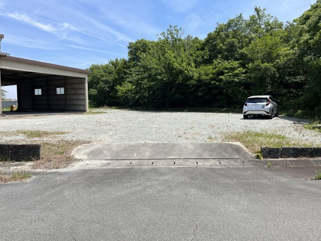松阪市上川町　倉庫の駐車場