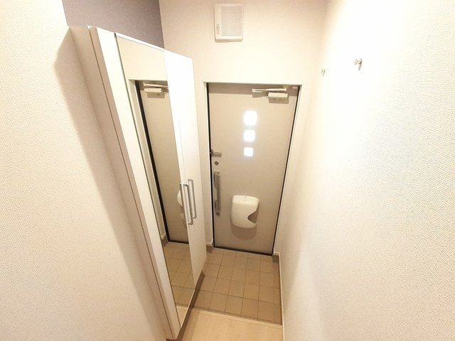 ソレアードホソヤＦの玄関|大型のシューズボックスで靴をたくさん収納できます。
