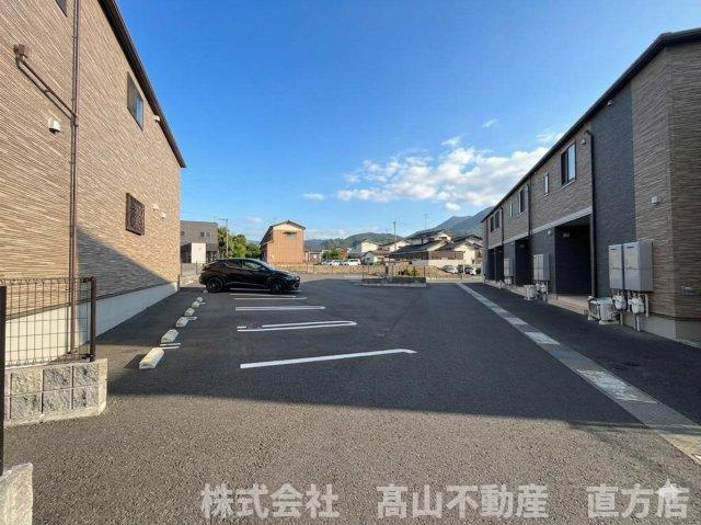 リヴェールコートⅢの駐車場