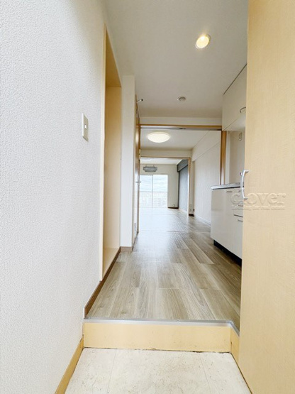 【玄関】 | 明穂和泉マンション | 玄関ドアを背に、廊下と室内を望みます。ナチュラル系の色合いを重視した内装のイメージをご確認ください。お部屋の第一印象やイメージを決定づける空間です。～即日のご見学可能～　お問合せはお気軽にどうぞ。
