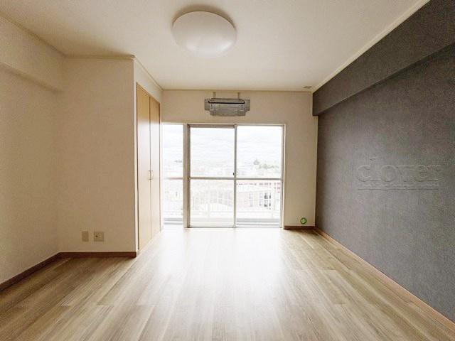 【洋室】 | 明穂和泉マンション | 窓から明るい光が差し込む洋室。ベッドを置いて個人居室にする場合は、多くの時間を過ごすことになる空間です。使い勝手や落ち着きを想像してください。～即日のご見学可能～　お問合せはお気軽にどうぞ。
