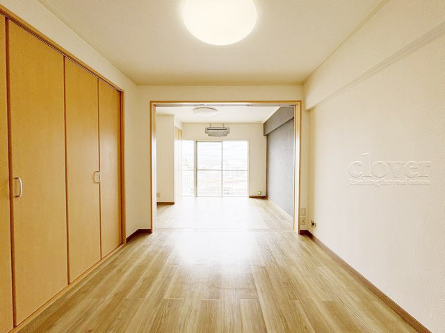 【居間・リビング】 | 明穂和泉マンション | 広く明るいLDKの特徴は、二面の窓から光を取り入れられる構造になっていること。多くの時間を過ごすこの空間が明るいことは、何よりの満足感に繋がります。～即日のご見学可能～　お問合せはお気軽にどうぞ。
