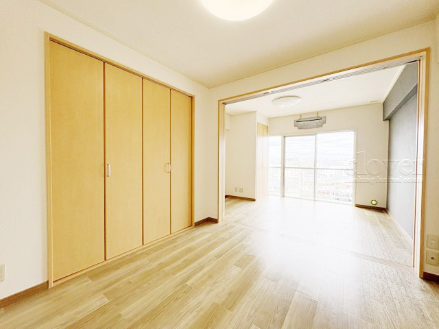 【居間・リビング】 | 明穂和泉マンション | 広くスペースをとってあるLDK。この空間に、どのように家具を配置していくのかを考えるのが、住宅購入時のなによりの楽しみです。～即日のご見学可能～　お問合せはお気軽にどうぞ。
