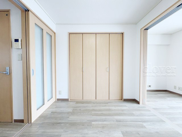 【居間・リビング】 | 明穂和泉マンション | ゆったりと過ごせるよう機能的にデザインされたLDK（リビング・ダイニング・キッチン）の様子。その明るさや奥行きを感じてください。～即日のご見学可能～　お問合せはお気軽にどうぞ。
