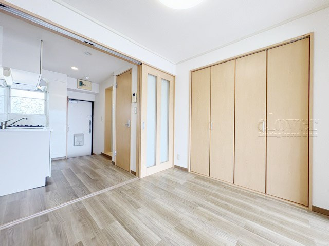 【居間・リビング】 | 明穂和泉マンション | くつろぎの空間であるLDKの様子。安心してくつろげるよう派手さは控えて、さりとて地味すぎもせず、あなたの生活を彩ってくれます。～即日のご見学可能～　お問合せはお気軽にどうぞ。
