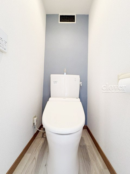【トイレ】 | 明穂和泉マンション | トイレはもともと個人の領域である自宅の中でも、最もプライベートな空間です。だからこそ、ほしい「落ち着き」がここにあります。～即日のご見学可能～　お問合せはお気軽にどうぞ。
