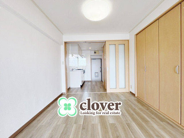 【居間・リビング】 | 明穂和泉マンション | ゆったりとしたくつろぎの時間を過ごせそうな、明るいLDK。※家具や小物はAIによるイメージです　～　お問合せはお気軽にどうぞ。

