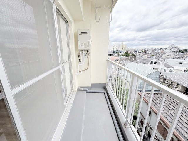 【バルコニー】 | 明穂和泉マンション | バルコニーの様子。ここからの眺めが、日々のストレスを発散してくれることでしょう。ちなみにバルコニーは専有部分ではなく「共用部分」の扱いです。～即日のご見学可能～　お問合せはお気軽にどうぞ。
