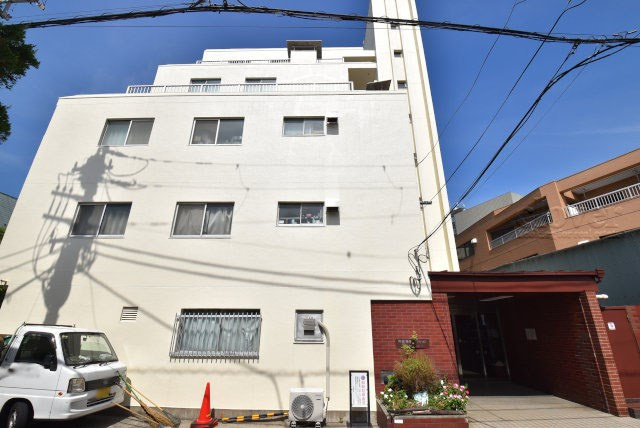 【現況写真】 | 明穂和泉マンション | 前面道路と外観の様子です。