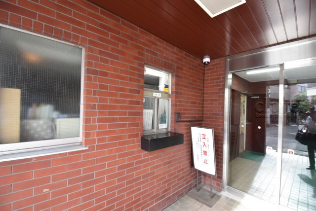 【受付】 | 明穂和泉マンション | 管理人さんが勤務する管理室です。マンションに出入りする人たちを見守り、注意を払ってくれています。～即日のご見学可能～　お問合せはお気軽にどうぞ。