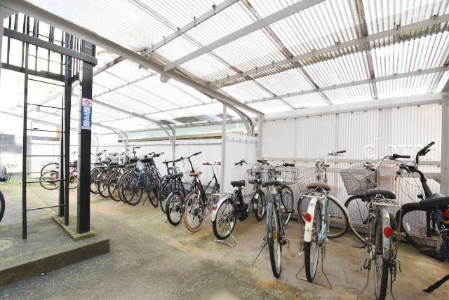 【駐輪場】 | 明穂和泉マンション | 自転車置き場。マンションの共用部にあたります。空きの有無や駐輪料金、各戸の台数制限などについては、改めてお問い合わせください。～即日のご見学可能～　お問合せはお気軽にどうぞ。