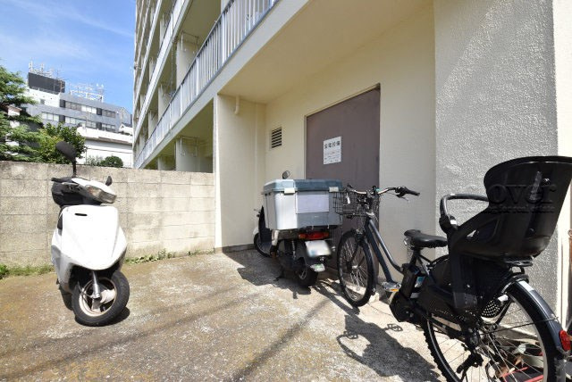 【駐車場】 | 明穂和泉マンション | バイク置き場。空き区画の有無や駐輪料金、サイズおよび排気量規定などについては、改めてお問い合わせください。～即日のご見学可能～　お問合せはお気軽にどうぞ。