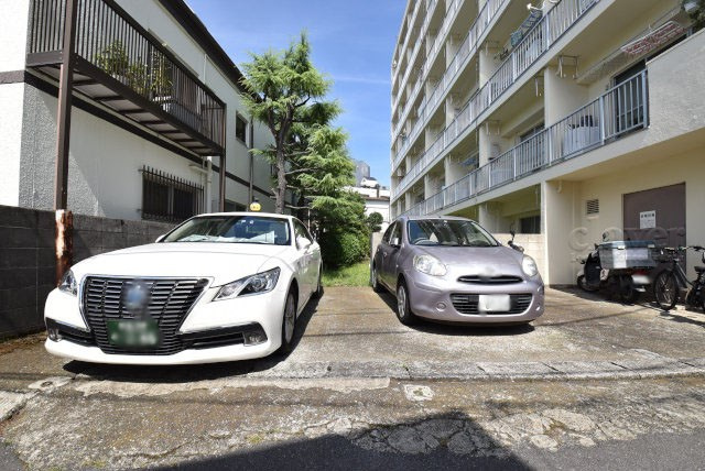 【駐車場】 | 明穂和泉マンション | マンションの駐車場スペース。空きの有無や駐車料金、サイズ規定などについては、改めてお問い合わせください。～即日のご見学可能～　お問合せはお気軽にどうぞ。