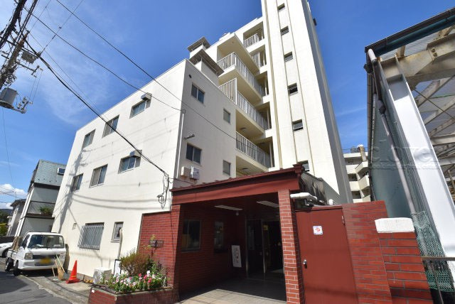 【外観】 | 明穂和泉マンション | 手入れの行き届いた外壁やエントランスなど、「見ればわかる」レベルで清潔感を保ったマンションです。築年数を感じさせない姿で皆様をお出迎えします。～即日のご見学可能～　お問合せはお気軽にどうぞ。