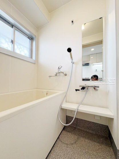 【浴室】 | 明穂和泉マンション | 疲れと汚れを落として明日への活力を蓄える、癒しの空間＝バスルーム。とても大切な設備です。浴槽も洗い場も美しく整っています。～即日のご見学可能～　お問合せはお気軽にどうぞ。
